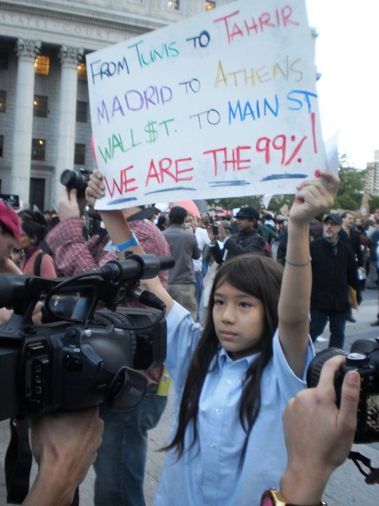 Niña con cartel protesta